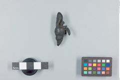 Foto (Seitenansicht) von buddistisches Amulett 3 (NHMW-ZOO-MO-0081100-ETH-114)